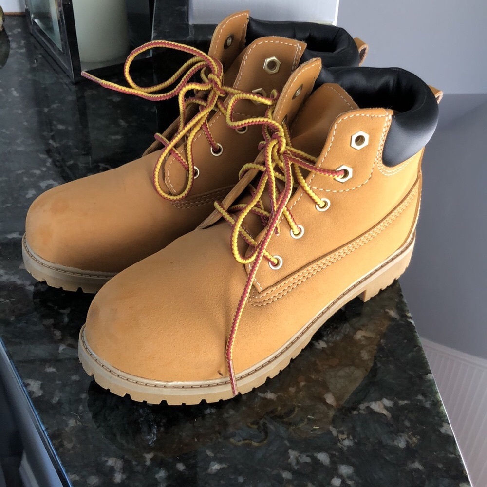 Boys youth size 4 work boot